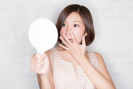 鏡を見て驚く