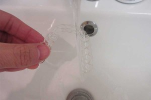 矯正装置は流水下で洗う