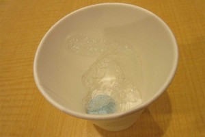 入れ歯洗浄剤を使う